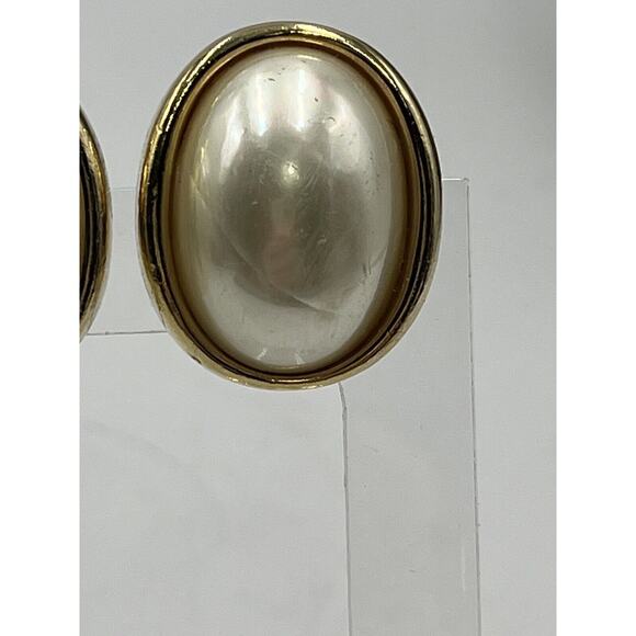 Christian Dior Vintage Gold Tone Oval Clip On Earrings Faux Pearl Cabochon - Picture 4 of 16